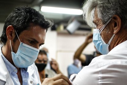 Un hombre es vacunado hoy contra la covid-19 en el Hospital Fiorito, en Avellaneda.