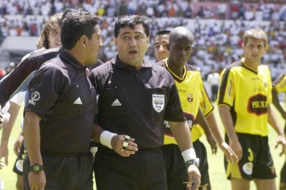 (8/09/2002) En la fecha 13 de la segunda etapa, los azucenas remontaron un 3-2 (4-3) a los toreros en los 12 minutos que adicionó el árbitro Byron Moreno.