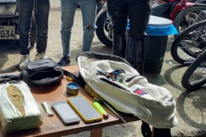 Los detenidos con la droga incautada.