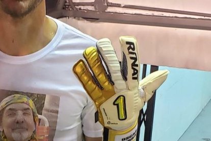 Javier Burrai, sus guantes y camiseta dedicada a su padre Oscar.