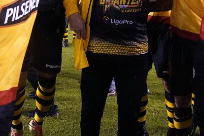 El festejo de los toreros tras ganar la estrella 16, al imponerse en penales a Liga de Quito en el estadio Rodrigo Paz.