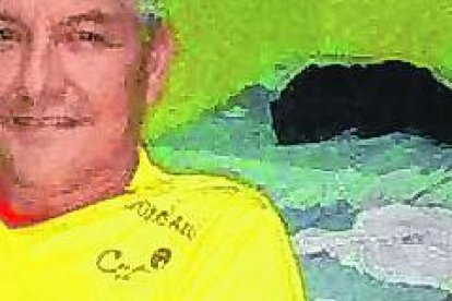 La casa de los Arias se convierte en un estadio cuando juega su equipo. En la gráfica, junto a su padre Luis y hermanos.