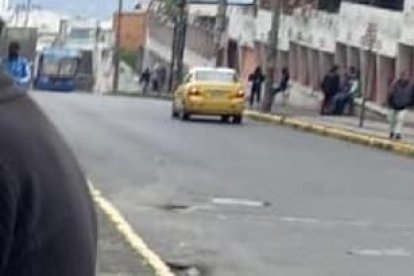 Hombre fue sancionado por orinar en la vía pública.