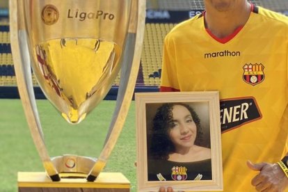 Los socios del ídolo sacando pecho del trofeo de campeón de LigaPro 2020.