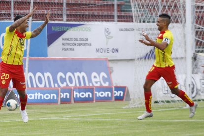 El argentino Víctor Figueroa (d) renovó con Aucas, no así el uruguayo Sergio López (i) pese a tener un acuerdo con el Papá.