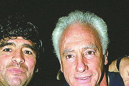 Diego Armando Maradona junto a su amigo Guillermo Coppola, en una foto del año 2000.