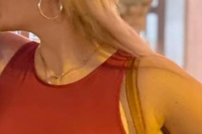 El cantante y su nueva pareja dándose un tierno beso.