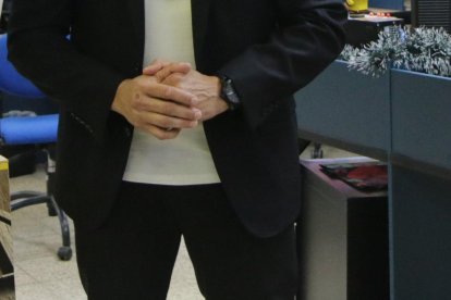 Carlos Alfaro Moreno en las instalaciones de Diario EXTRA, con la copa de Barcelona. 

PERIODISTA : JERSON RUIZ 

FECHA : 06/01/2021 

Agencia (ag-extra)