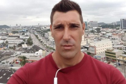 Caballero recibió el premio en España, mientras él está en Ecuador.