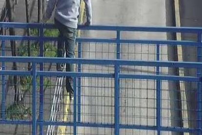 Momento cuando la cámara capta a una persona subiéndose en la estructura.