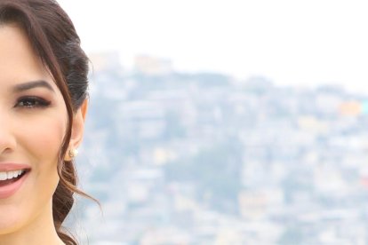 Alejandra prepara pan keto con la ayuda de su familia. Actualmente ayuda a mujeres a recuperar su pedo ideal.