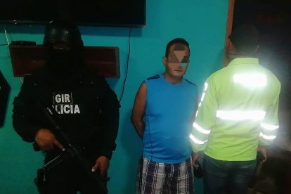 Agentes policiales detectaron que el sujeto presuntamente acopiaba armas de fuego dentro de la casa.