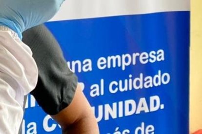 El lateral derecho Byron Castillo durante la prueba de hisopado de Covid-19.