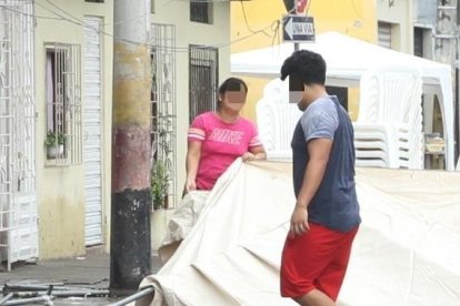 Este sábado por la mañana, los allegados del acribillado alistaban una carpa para velarlo.