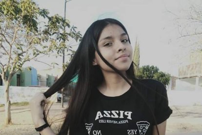 Ana Paula, de 16 años, cortó su cabello para ayudar a su abuelo.