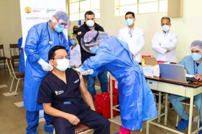 El doctor Pablo Bolaños, médico internista del hospital Vicente Corral Moscoso, fue el primer vacunado.