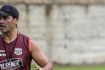 Fabián Bustos entrenador del Barcelona en su segunda temporada.