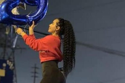 Chica homenajeó a un reo.