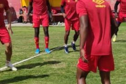 Los jugadores del Aucas realizan la pretemporada y se encuentran concentrados en el estadio Gonzalo Pozo.