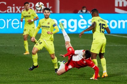 Pervis Estupiñan (d) fue titular en la victoria del Villarreal sobre el Girona por la Copa del Rey.