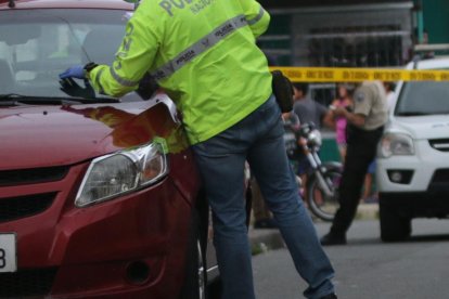 Agentes de Criminalística acudieron al sitio para recabar los indicios del hecho violento.
