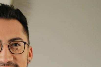 Esteban es cantante y productor musical, durante su trayectoria ha sido locutor de radio en Quito y corista de Joey Montana.