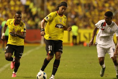 El brasileño Ronaldinho, en 2016, fue la primera estrella mundial en ser invitada para jugar con el equipo de Barcelona.