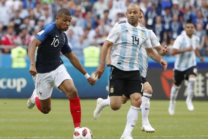 Javier Mascherano se retiró del balompié profesional el pasado 15 de noviembre de 2020. Su último club fue Estudiantes de La Plata. 


(RESTRICTIONS APPLY: Editorial Use Only, not used in association with any commercial entity - Images must not be used in any form of alert service or push service of any kind including via mobile alert services, downloads to mobile devices or MMS messaging - Images must appear as still images and must not emulate match action video footage - No alteration is made to, and no text or image is superimposed over, any published image which: (a) intentionally obscures or removes a sponsor identification image; or (b) adds or overlays the commercial identification of any third party which is not officially associated with the FIFA World Cup) (Mundial de Fútbol, Rusia, Francia) EFE/EPA/DIEGO AZUBEL EDITORIAL USE ONLY RUSSIA SOCCER FIFA WORLD CUP 2018