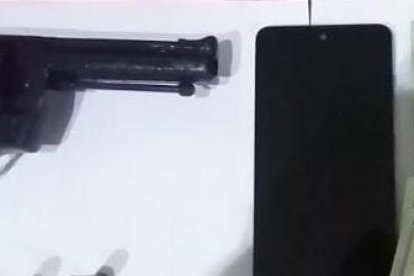 Un arma y dinero en efectivo entre las evidencias encontradas