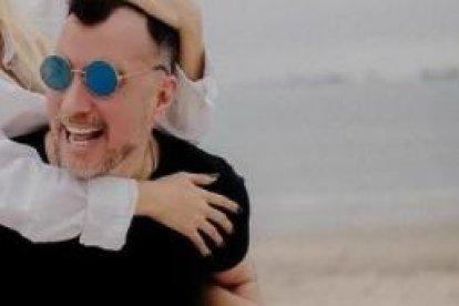 Troi Alvarado y su pareja viven un romance