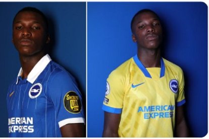 Moisés Caicedo con las dos camisetas que recibió para jugar en el Brighton