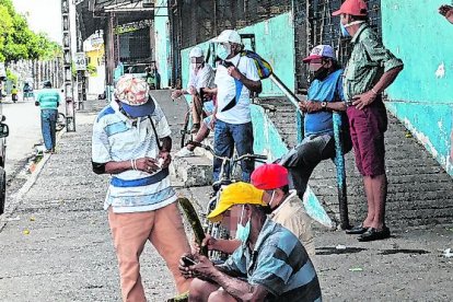 Varios libadores se apostan en los exteriores del antiguo mercado municipal de Durán