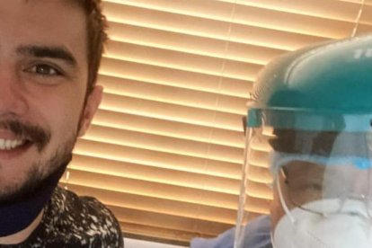 Carlos Scavone regresa a su casa a continuar su recuperación. En la gráfica junto al médico que lo atendió por Covid 18