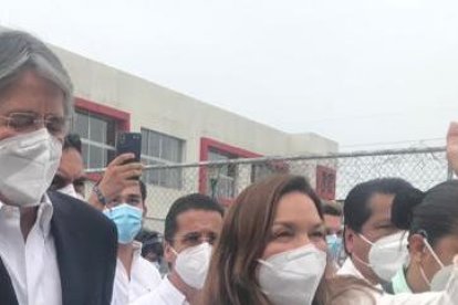 El candidato presidencial Guillermo Lasso fue a sufragar junto a su familia.