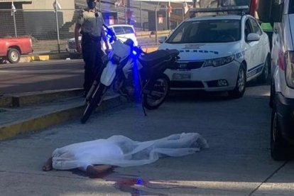 El cuerpo ensangrentado quedó tendido en la vía. Hasta ayer no había sido identificado.