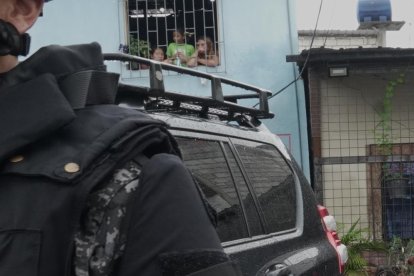 Agentes del GIR participaron en el allanamiento.