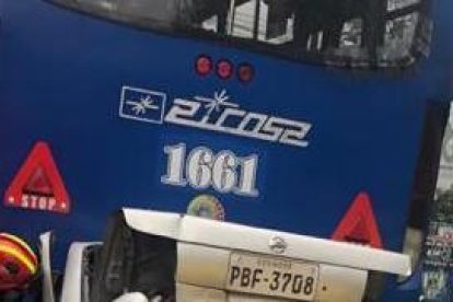 Los bomberos tuvieron que utilizar herramientas hidráulicas para sacar al herido del automotor.