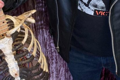 Rockero tiene una guitarra eléctrica con materiales esqueléticos.