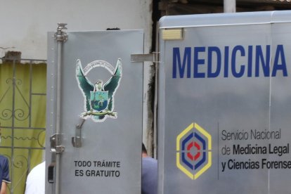 l  cadáver de Bettsy Mindiola fue sacado de su casa y subido en el carro de Medicina Legal.