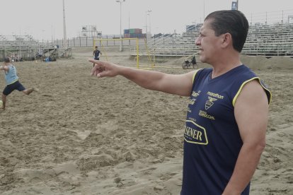 El entrenador José Francisco Palma y su trabajo en silencio en la playa de El Murciélago, en Manta.