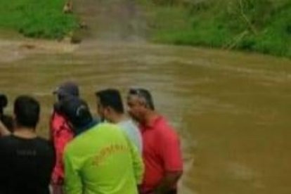 Los allegados trasladaron el cadáver hasta la comunidad Nuevo Bachillero para cumplir con las honras fúnebres y darle el último adiós.