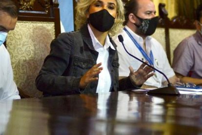 La alcaldesa Viteri junto a dirigentes de gremios productivos y de la salud de Guayaquil.