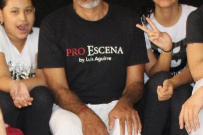Lucho Aguirre junto  a estudiantes de teatro  de la Casa de la Cultura de Guayaquil. "El actor nace y se hace, pues necesita pulir su talento".