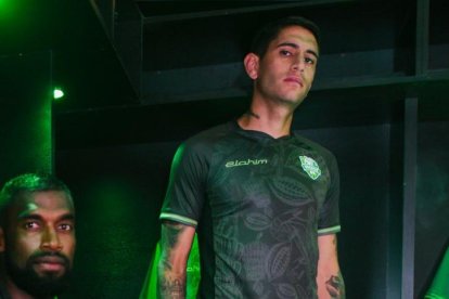Orense debutará con su vistosa camiseta ante Independiente.