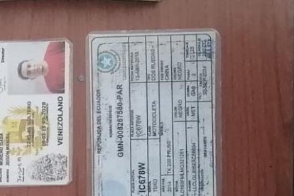 Un arma, el dinero recuperado y documentos de los implicados fueron mostrados por la Policía.