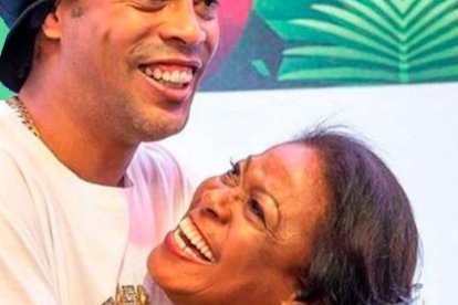 Ronaldinho anda por todos lados con su madre