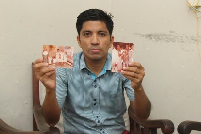 Carlos muestra las fotos de su bautizo. En ellas sale su familia adoptiva. No conoce a la real.