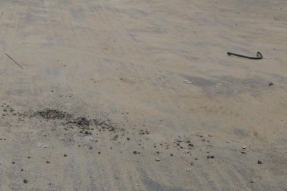 En medio de la vía quedó un pequeño hueco como efecto de la detonación controlada del artefacto. 

PERIODISTA :MIGUEL PARRAGA

FECHA : 23/02/2021 

Agencia (ag-extra)