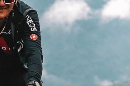 Richard Carapaz y las montañas ecuatorianas de fondo.