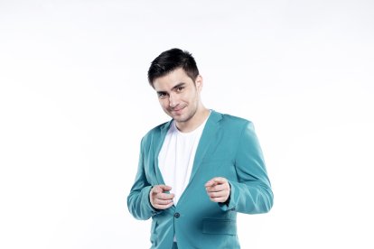 Carlos trabajó en la novela ‘Tres familias’. También es ingeniero civil.